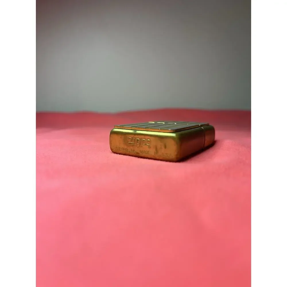 Zippo lighter vertical
